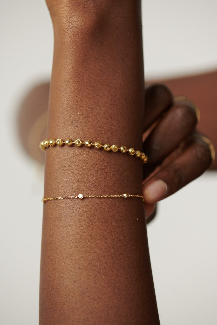 armband aus 14-karätigem massivgold mit schwebenden diamanten