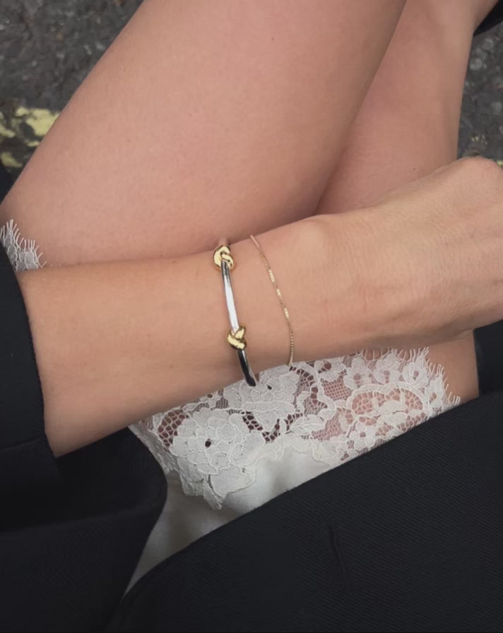 lucy williams armreif mit knotenverschluss – gold silber