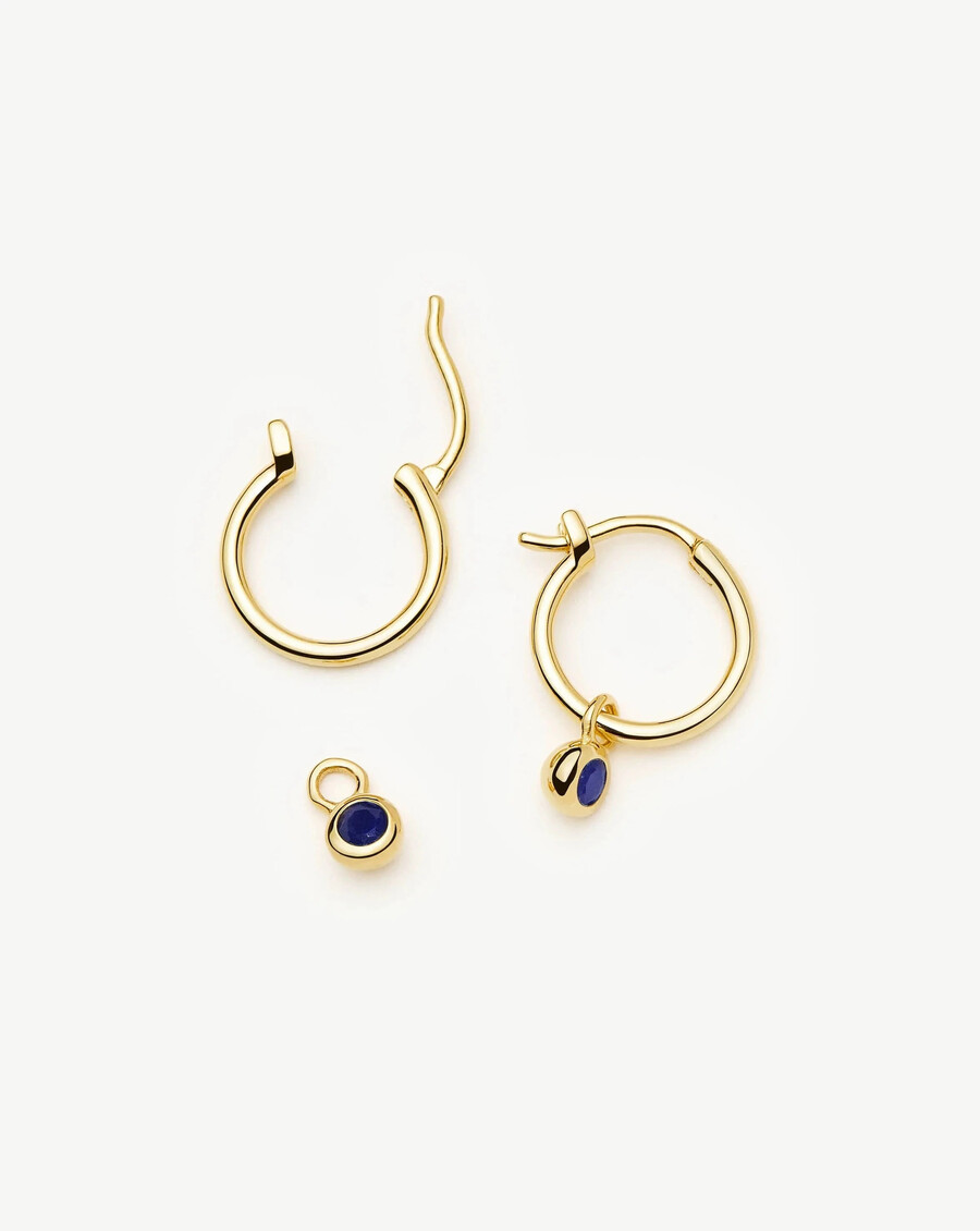 mini-ohrringe mit goldenem anhänger und geburtsstein für september – lapislazuli