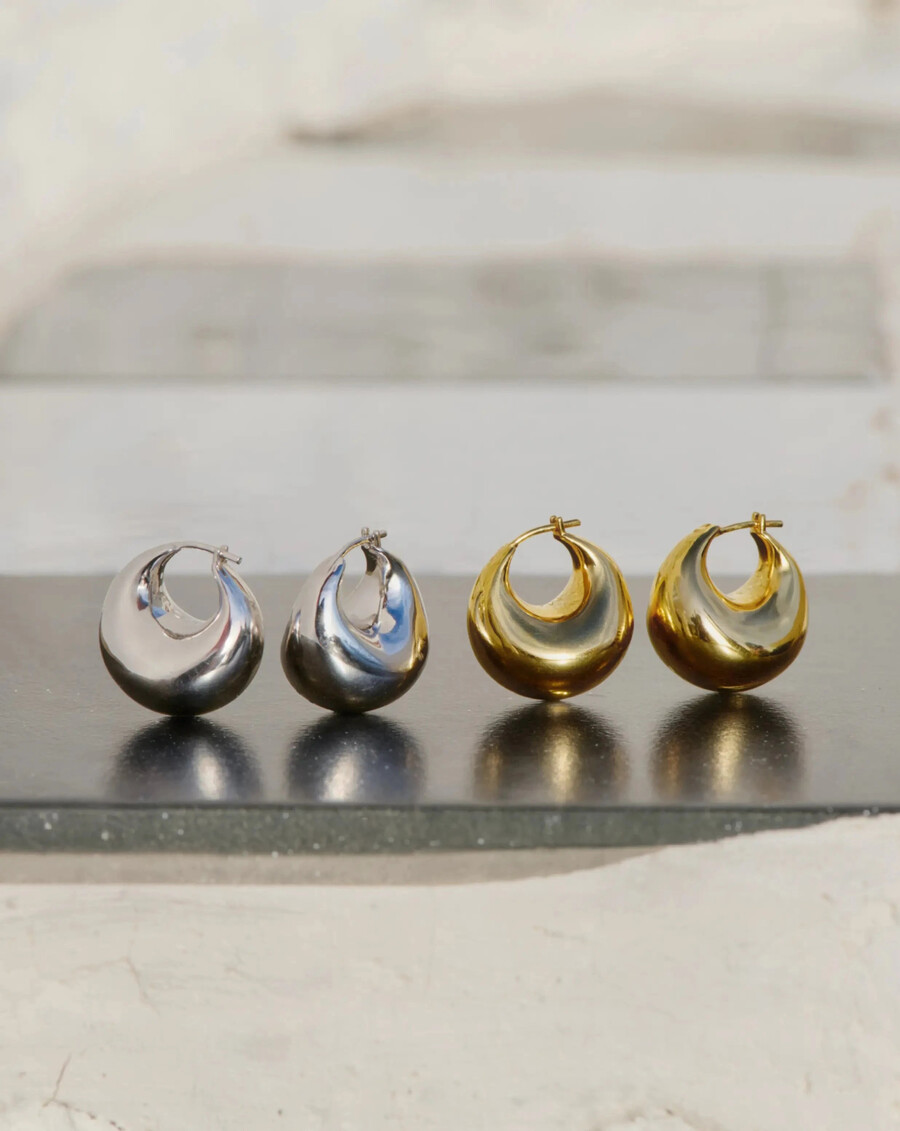 skulpturale runde kuppelförmige kleine goldene creolen