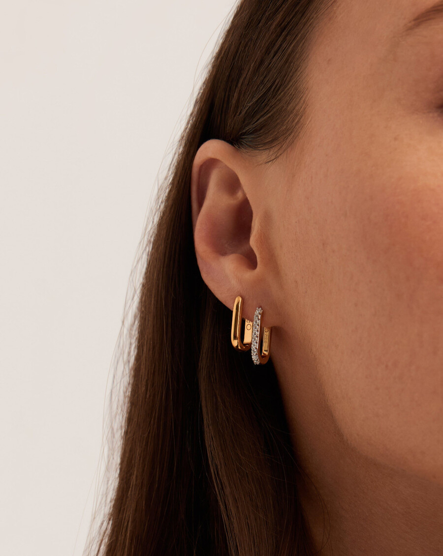 kleine huggie-ohrringe mit pavé-fassung und ovalem design – gold
