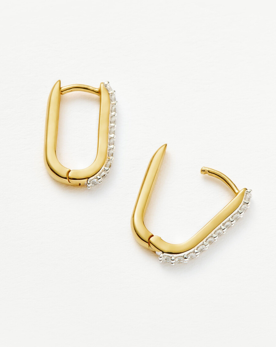 kleine huggie-ohrringe mit pavé-fassung und ovalem design – gold
