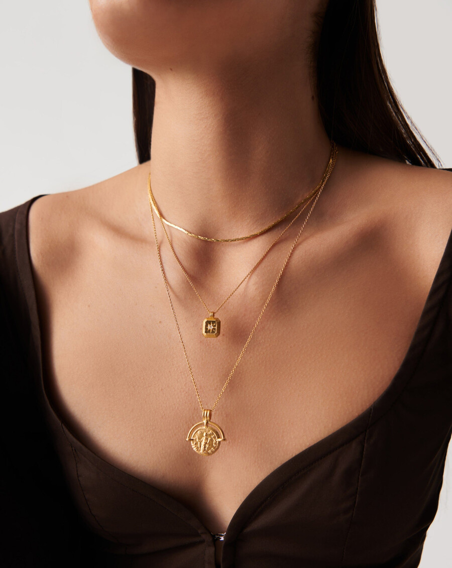 lucy williams long gravierbare goldkette mit römischer bogenmünze