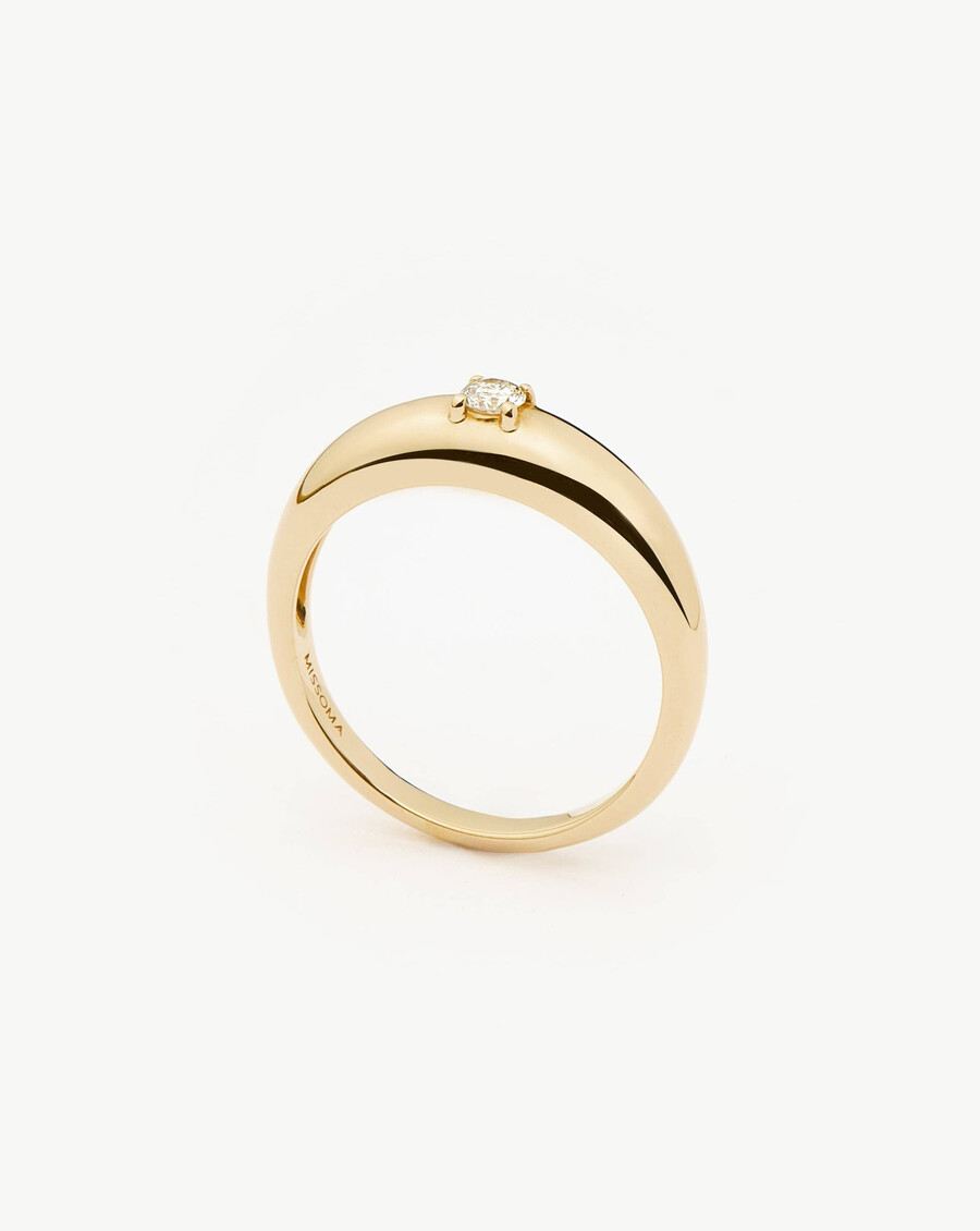 klassischer kuppelring aus 14-karätigem massivgold mit einem einzelnen diamanten