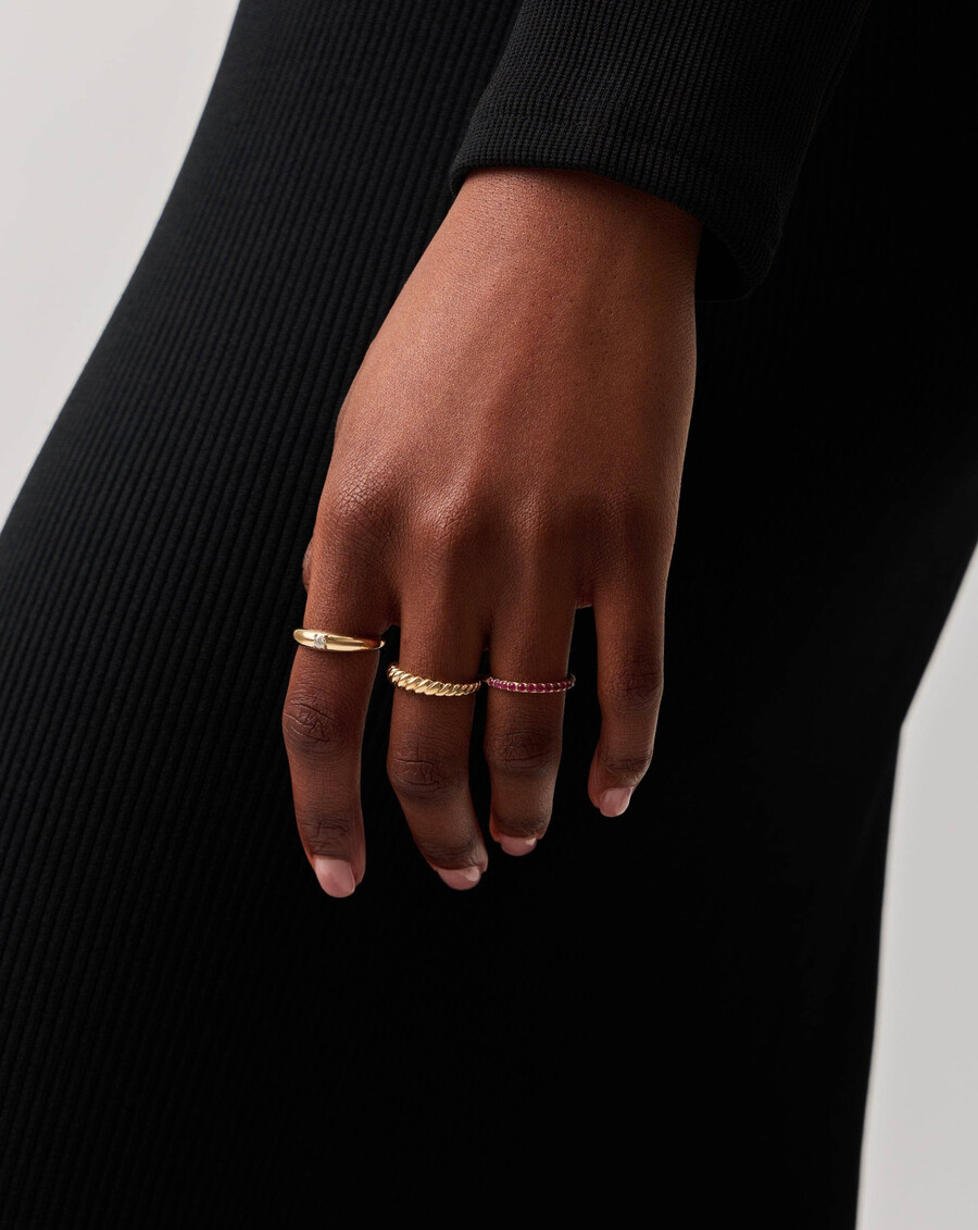 klassischer kuppelring aus 14-karätigem massivgold mit einem einzelnen diamanten