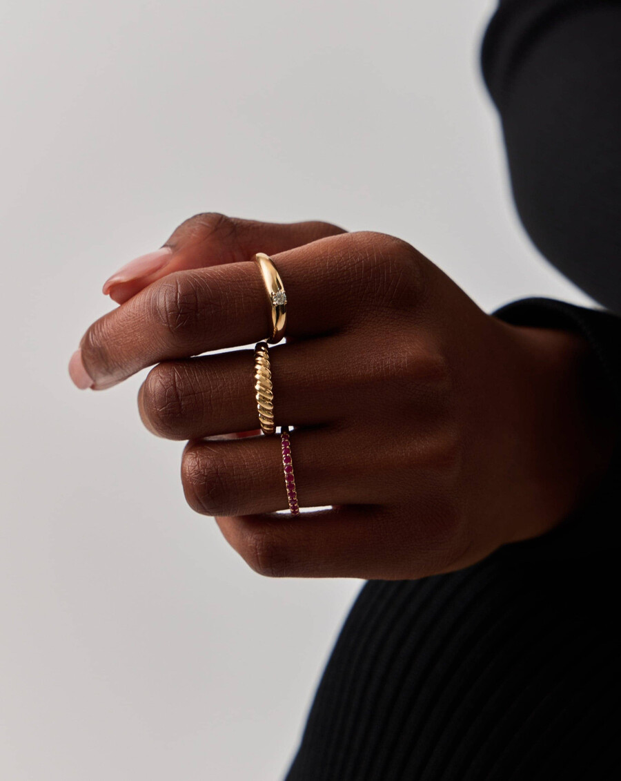 klassischer kuppelring aus 14-karätigem massivgold mit einem einzelnen diamanten