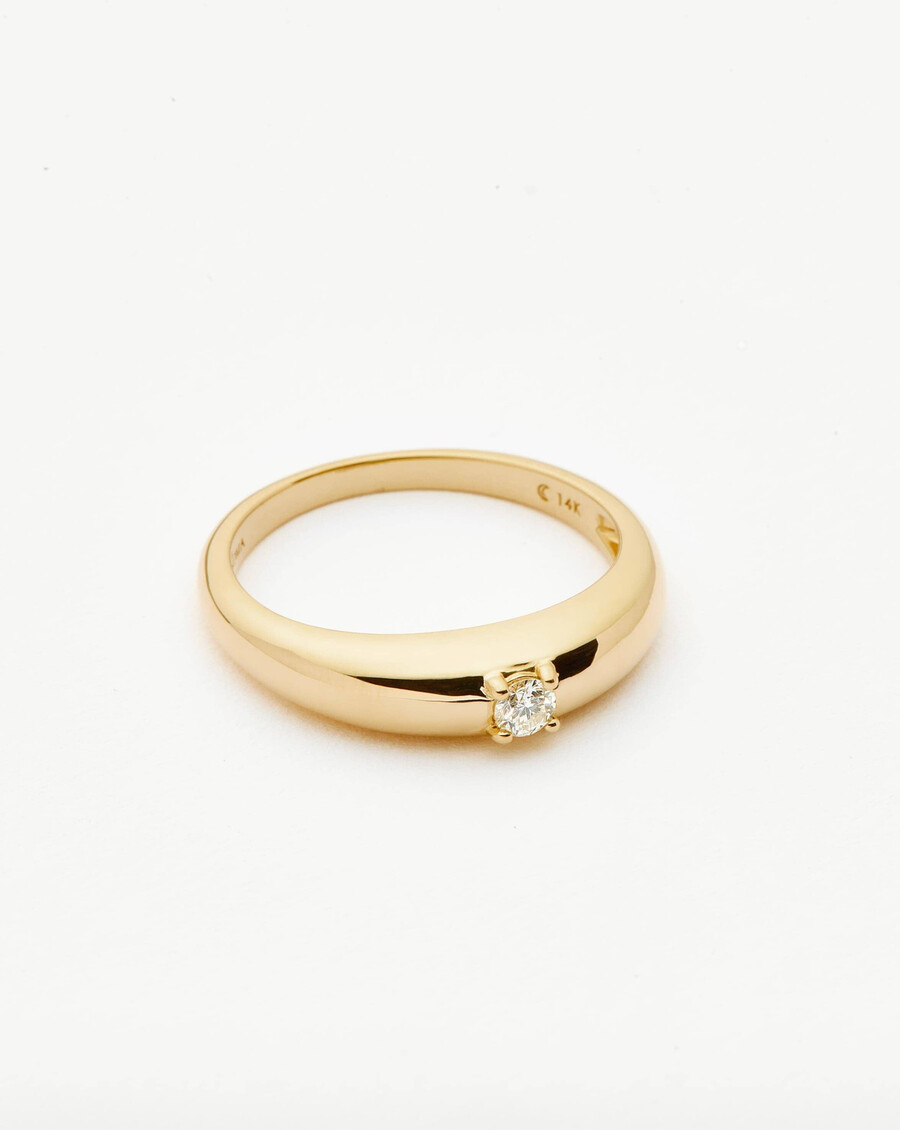 klassischer kuppelring aus 14-karätigem massivgold mit einem einzelnen diamanten