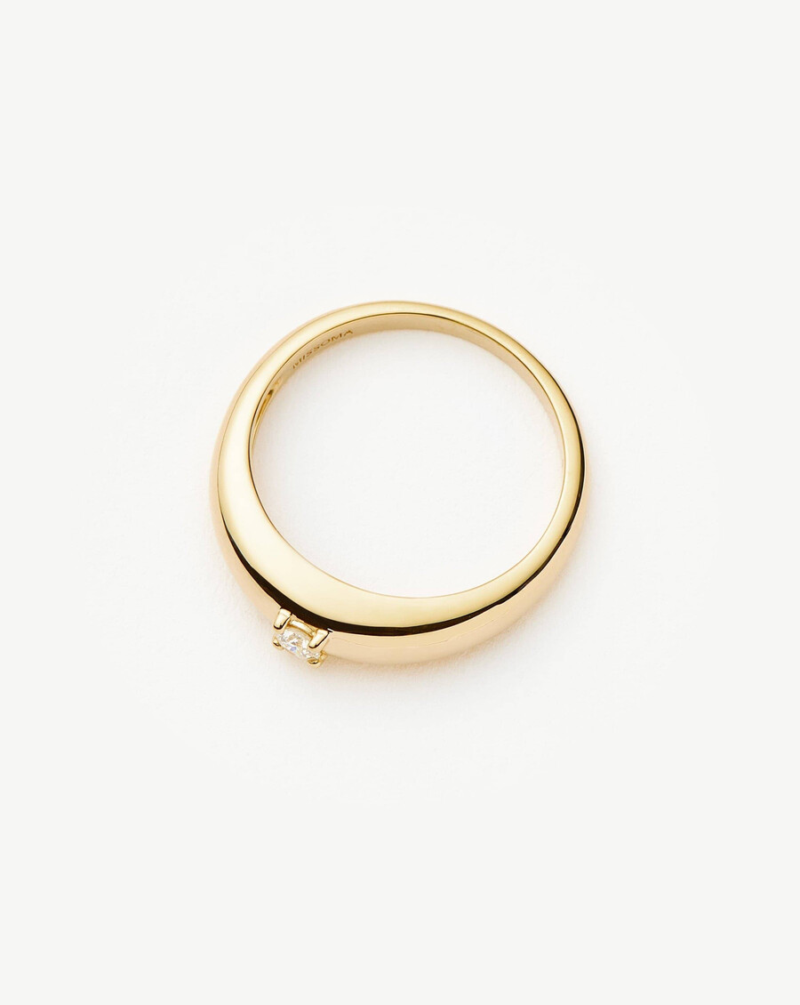 klassischer kuppelring aus 14-karätigem massivgold mit einem einzelnen diamanten