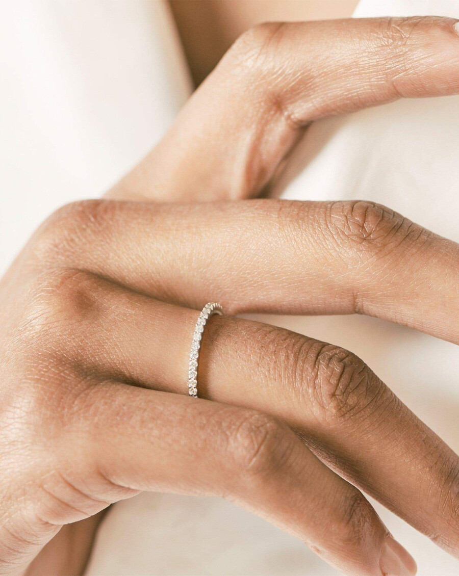 feiner schmaler ewigkeitsring – 14 karat weißgolddiamant