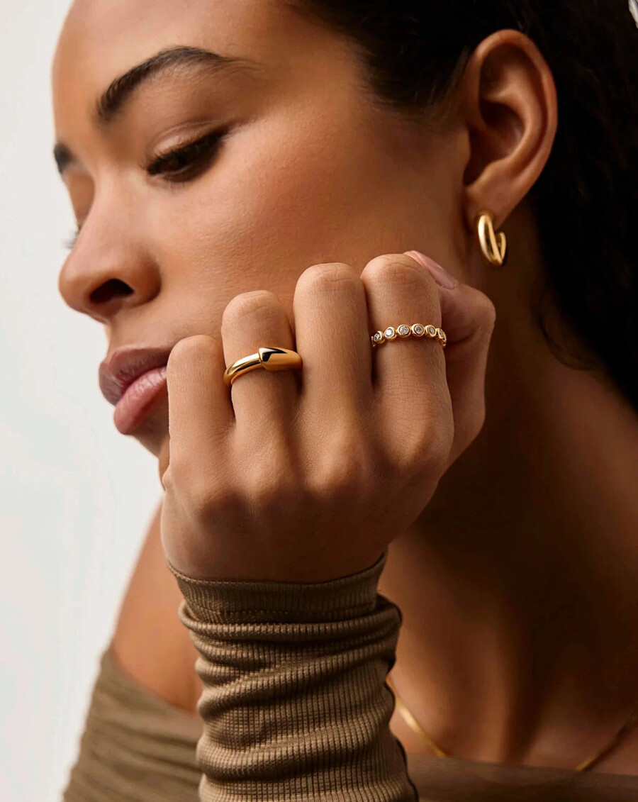stapelring mit skulpturaler rille – gold