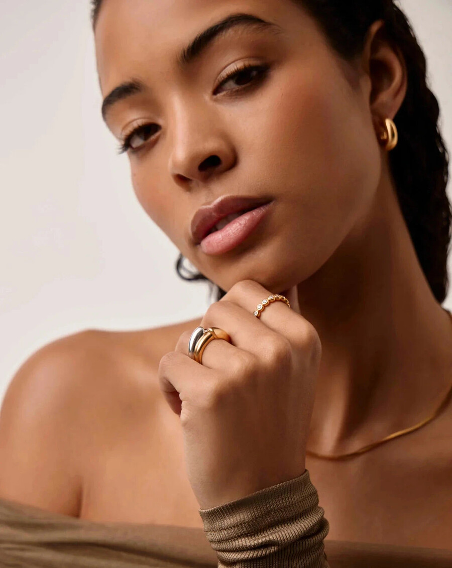 stapelring mit skulpturaler rille – gold