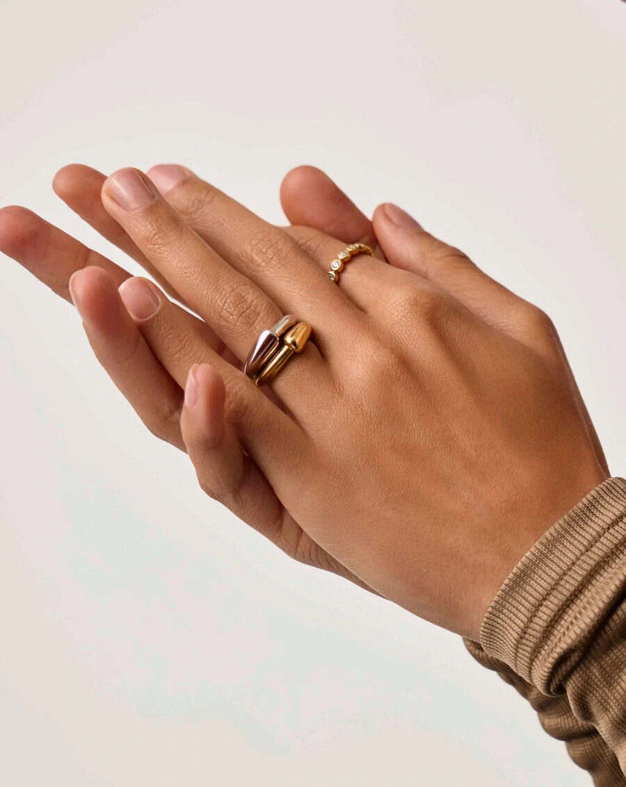 stapelring mit skulpturaler rille – gold