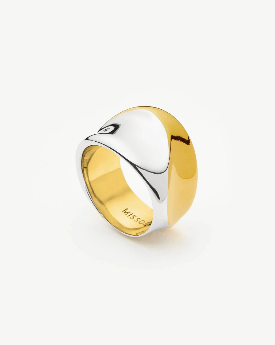 skulpturaler statement-ring aus geschmolzenem gold und silber