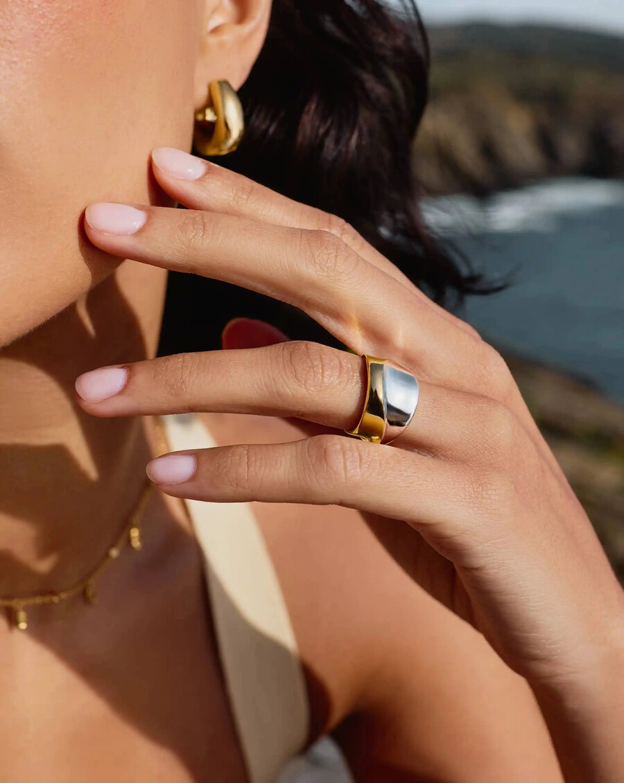 skulpturaler statement-ring aus geschmolzenem gold und silber