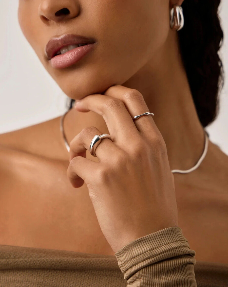 stapelring mit skulpturaler rille – silber